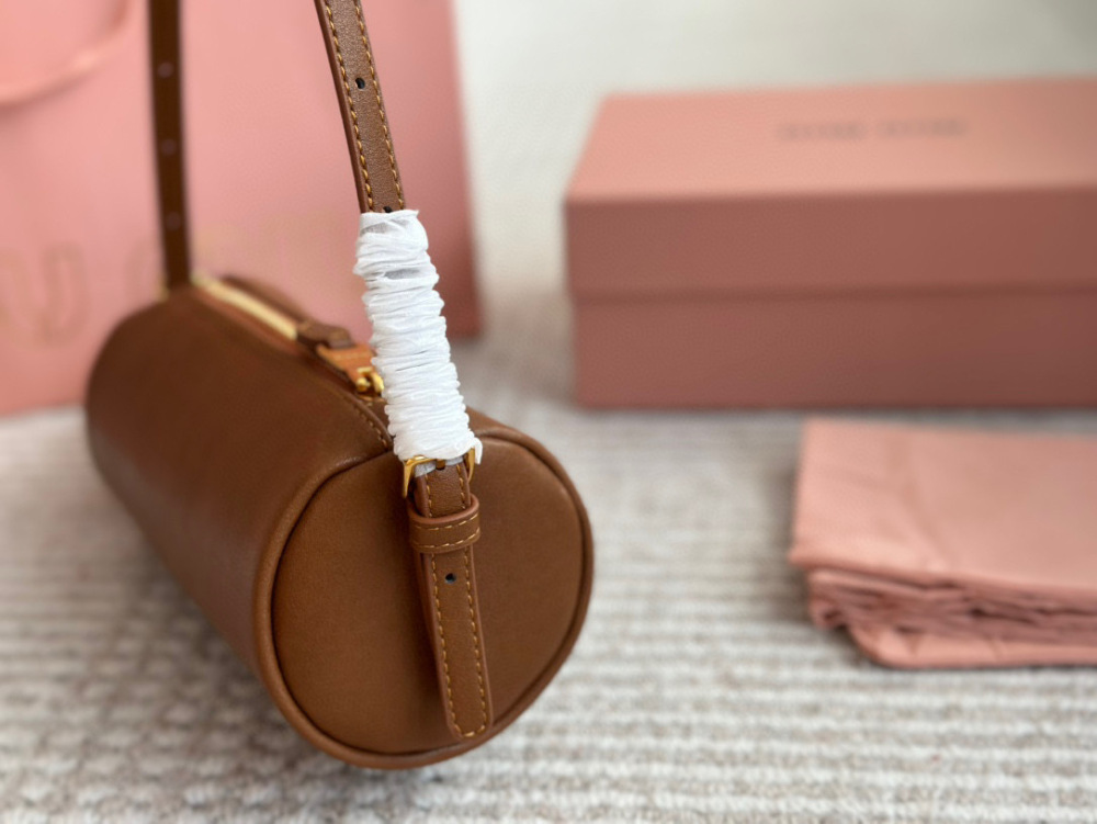 210 with pendant
Size: 22 9cm with box
Who has the joy of miumiu's small cylinder
Miumiu pencil case bag made of old Nappa leather
Very retro flavor paired with lamb wool. Mary Jane is a pseudo intellectual with a refined look today