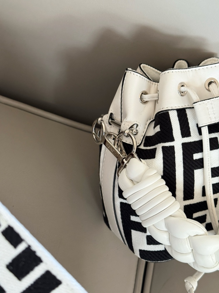 220 boxes
size：12.5*18cm
Fendi bucket bag
Wide woven wrist strap
configuration ? Long shoulder straps!
The Wealth Bucket has a new color scheme! It's so beautiful
The capacity and appearance are all very online!