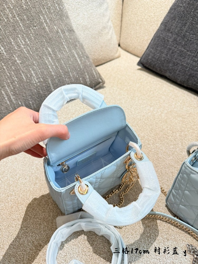 p245
Dior blues, breathtakingly beautiful!
This handbag highlights the minimalist aesthetic of the Lady Dior collection, embodying Dior's profound insight into elegance and beauty. The fashionable and elegant design is timeless, carefully crafted fro...