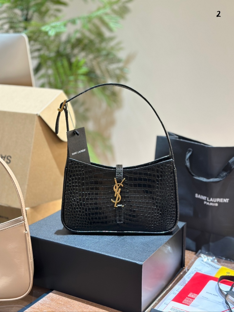 p230
Saint Laurent YSLLE5A7 black gold logo bag with hook and loop closure design
Size 23x16x6.5 centimeters, simple and low-key bag shape, huge beauty and versatility on the upper body, super revealing temperament