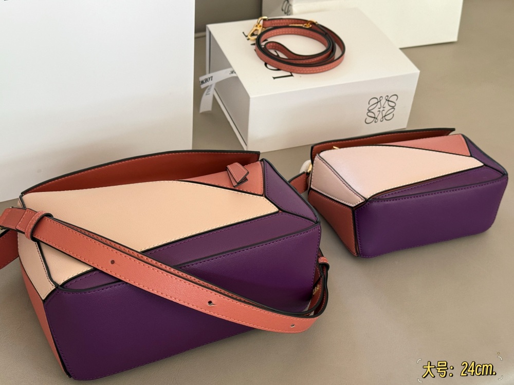 225 255 box
Size: 18 * 10cm (mini)
24 * 15cm (large size)
Loewe Geometry Package Puzzle
Truly cannot be missed,
?? Cowhide quality!
Completely hold on!
Puzzle cranberry color blocking
Even high-level ones have to overflow