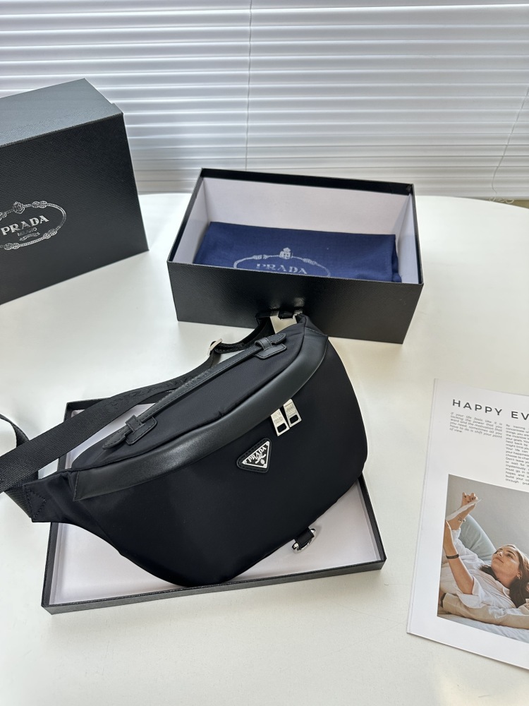 The latest Prada cross chest bag/waist pack! Model 2VH938 classic and versatile! Super textured and comfortable to the touch, with meticulous workmanship. Made of Taiwanese fabric, it is definitely a bag with a very high sex ratio, inheriting the cla...
