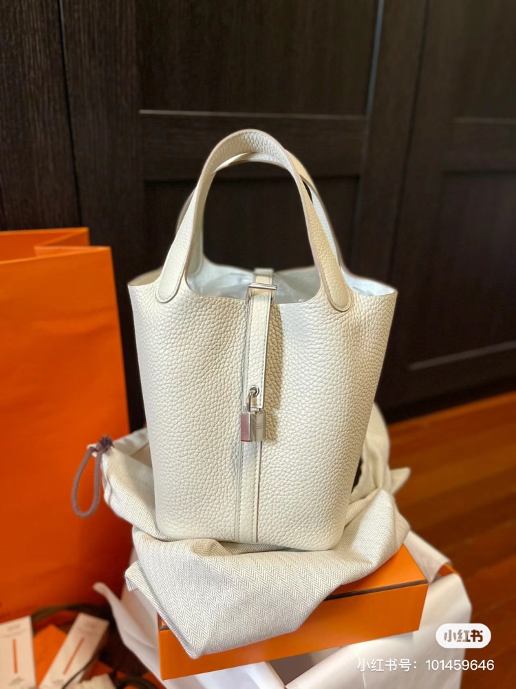 Hermes Basket 18 Cream Silver Buckle
Full Hermes Basket 18 Cream Silver Buckle Gentle and Elegant Z-Carving Attachment Box Dust Bag.