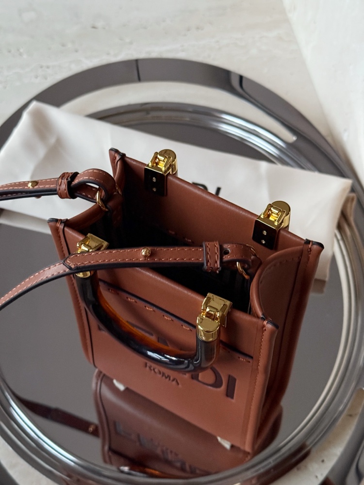 225 boxes
size：13*18cm
Exquisite small bag
FENDI Super Hot F Home
sunshine mini tote~
A small and exquisite bag
Classic retro style, fashionable and durable!