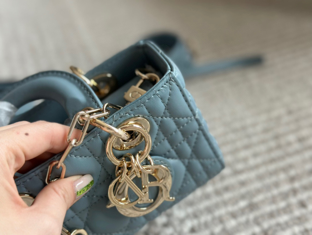 、
Dior lady's new long style haze blue full set packaging
Dior's all-new D-joy is making a strong comeback, with the rhythm of a big hit. The bag comes with two shoulder straps and multiple back styles, making the upper body both beautiful and styl...