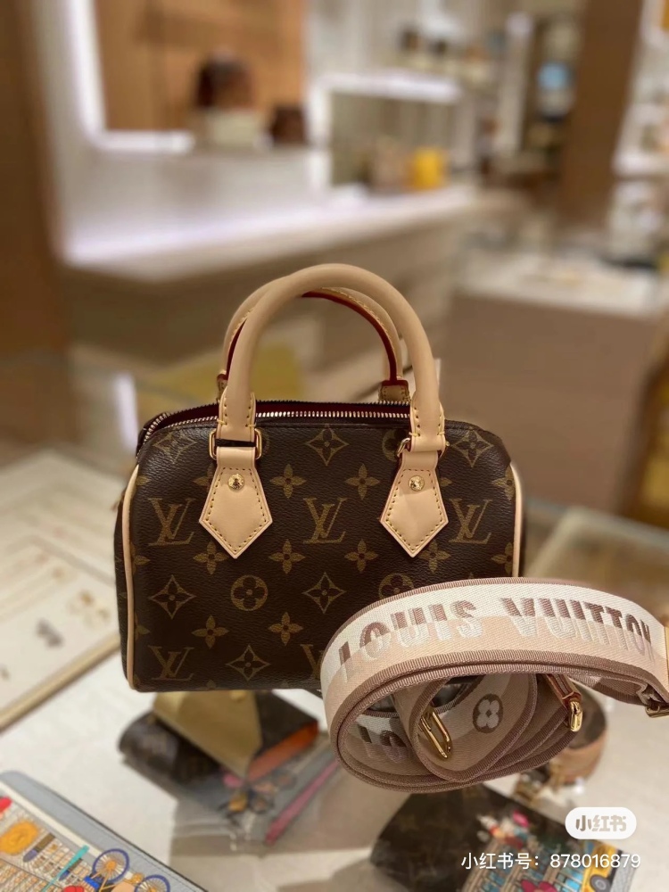 The soul of LV's new milk tea Speedy 20, M46222 bag is that strap!
Super beautiful milk tea color!  !
Versatile and gentle color scheme
Can be carried by hand/shoulder back/side back
The capacity of Speedy20 is self-evident!