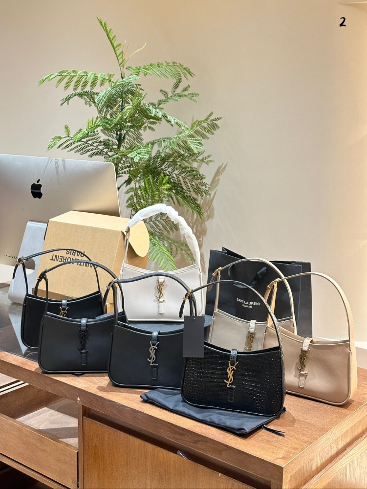 p230
Saint Laurent YSLLE5A7 black gold logo bag with hook and loop closure design
Size 23x16x6.5 centimeters, simple and low-key bag shape, huge beauty and versatility on the upper body, super revealing temperament