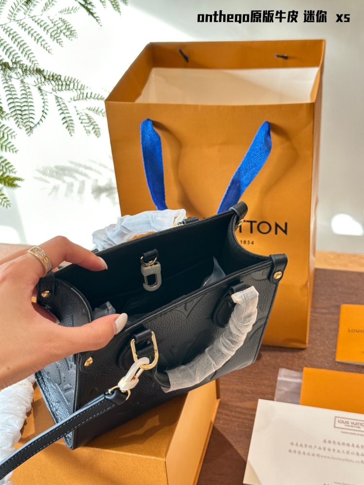 p365
Original cowhide, new mini model
Iv on the go tote can also be sweet and cool
The all-new LV on the go mini tote is high-end and can be slung diagonally. It measures 20 × 19 * 11.5cm and comes with a complete set of new airplane box packaging
