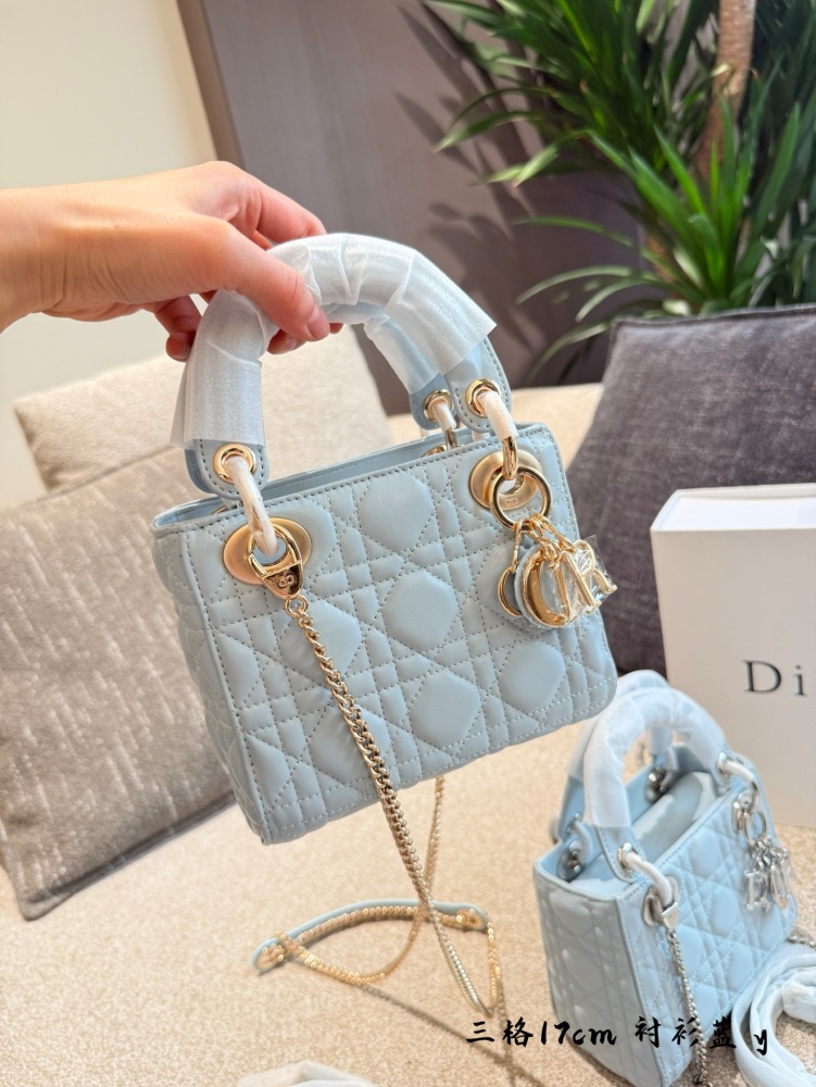 p245
Dior blues, breathtakingly beautiful!
This handbag highlights the minimalist aesthetic of the Lady Dior collection, embodying Dior's profound insight into elegance and beauty. The fashionable and elegant design is timeless, carefully crafted fro...