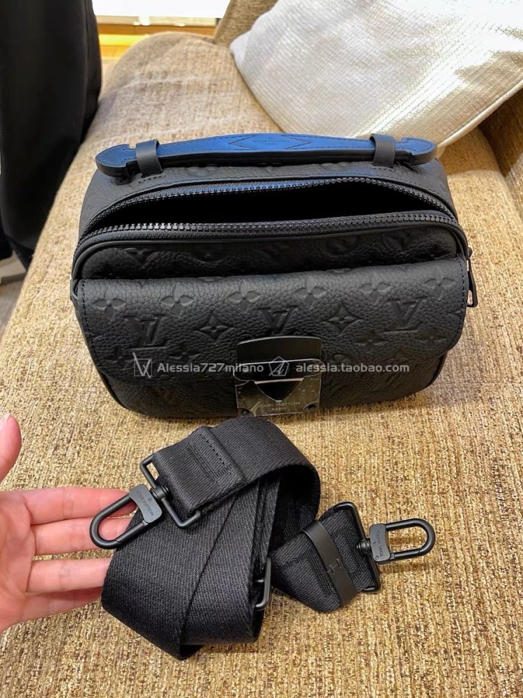 Lvslock men's mailman bag unboxing real shot 0, with super strong texture, classic and versatile capacity, it can fit a large practical circumference
The whole bag body is embossed, and the upper body is so cool, sunny, and handsome
The bag is sturdy...