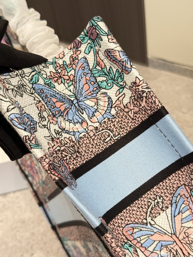 P290 Spring New Collection
Dior | ww This bag has the name INFP Butterfly written on it! Butterflies flap their wings, and all things are colorful
When butterflies flap their wings and sweep through the summer, everything is endowed with vitality. Th...