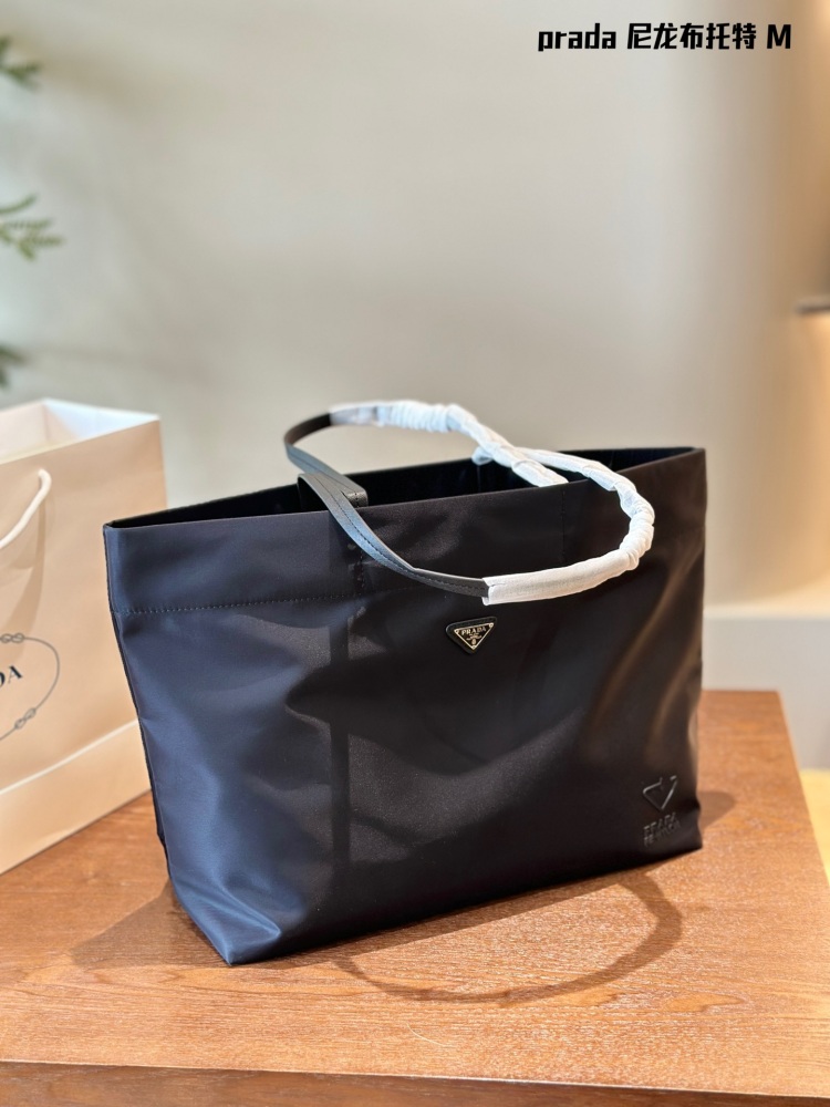 Prada。 P190 comes with a box
This medium-sized tote bag is made of innovative recycled nylon fabric, with a simple and stylish design. The bag is equipped with exquisite Saffiano leather handles, adorned with the iconic enamel coated triangular met...