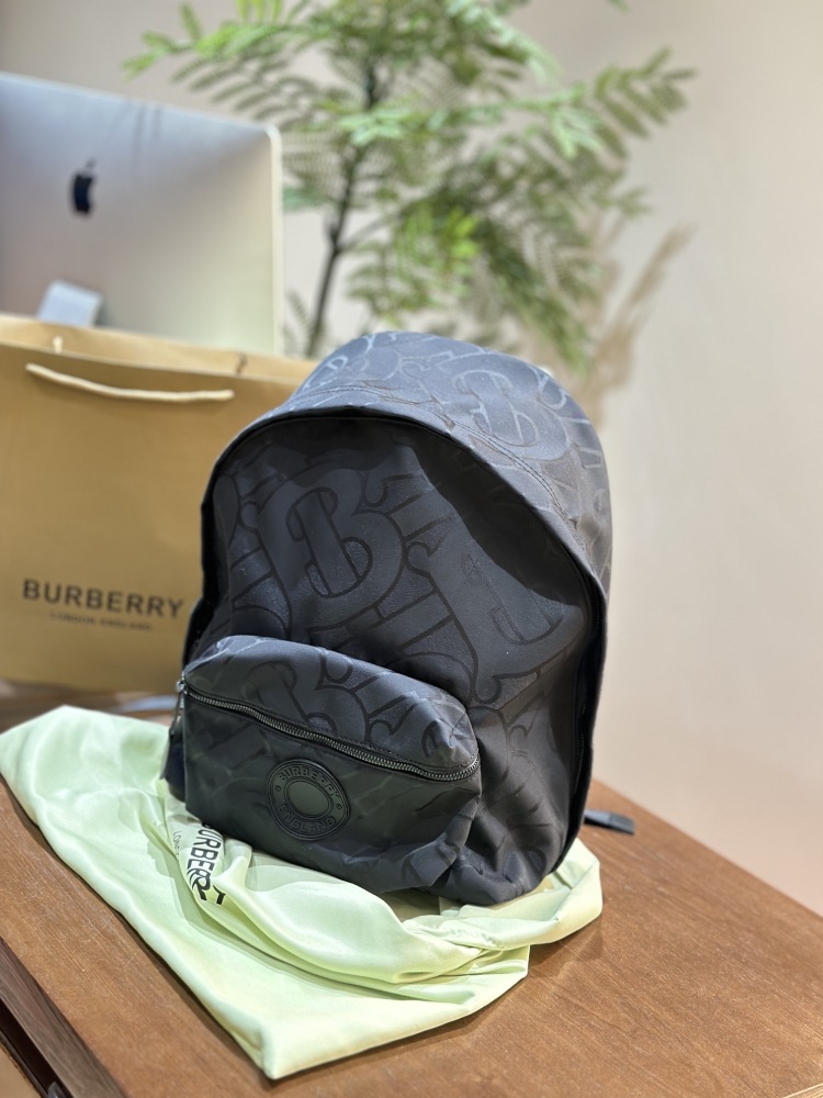 p240
The most frequently asked backpack
This exterior color is not Burberry's traditional beige British style, but rather a black base with the Burberry logo embossed on the backpack, giving it a low-key and steady yet elegant look. The texture is re...