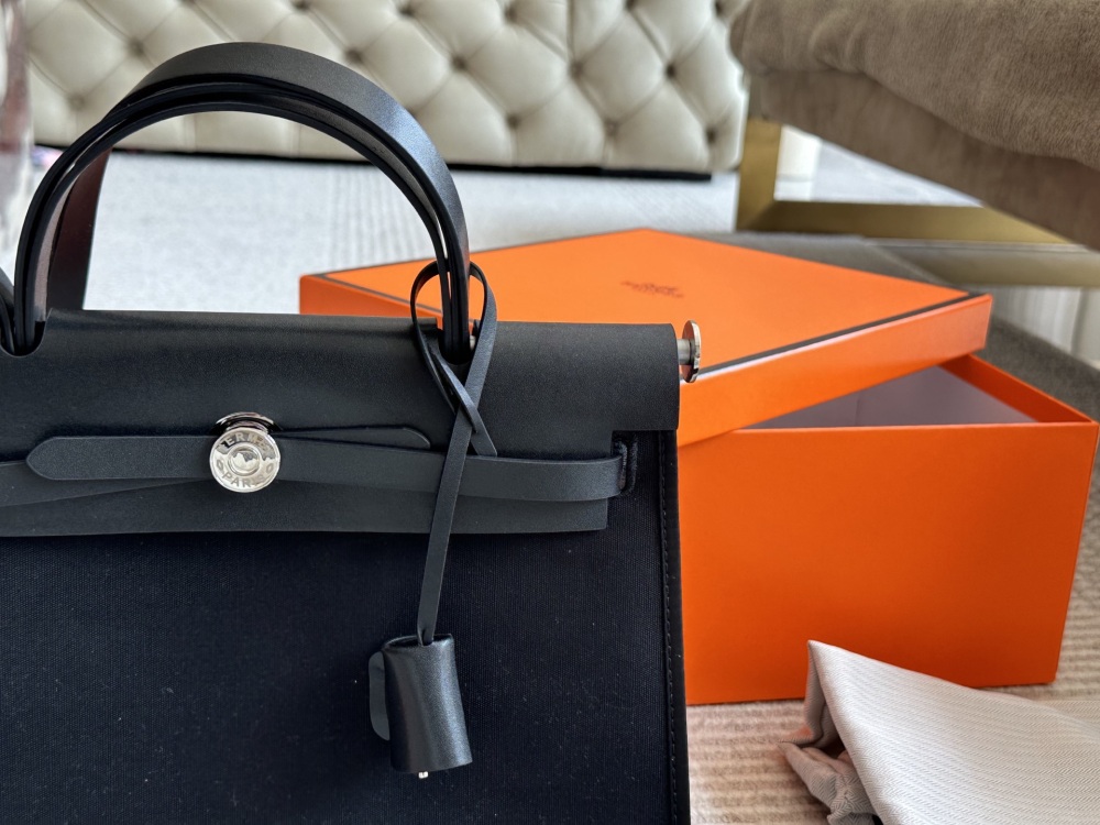 275 boxes
size：31*26cm
Hermes handbag
Canvas shopping bag ?
A bag that is easy to pack in physical form
Recently, I have been carrying my back while traveling
There is texture! Super advanced!
Its capacity is very friendly ..