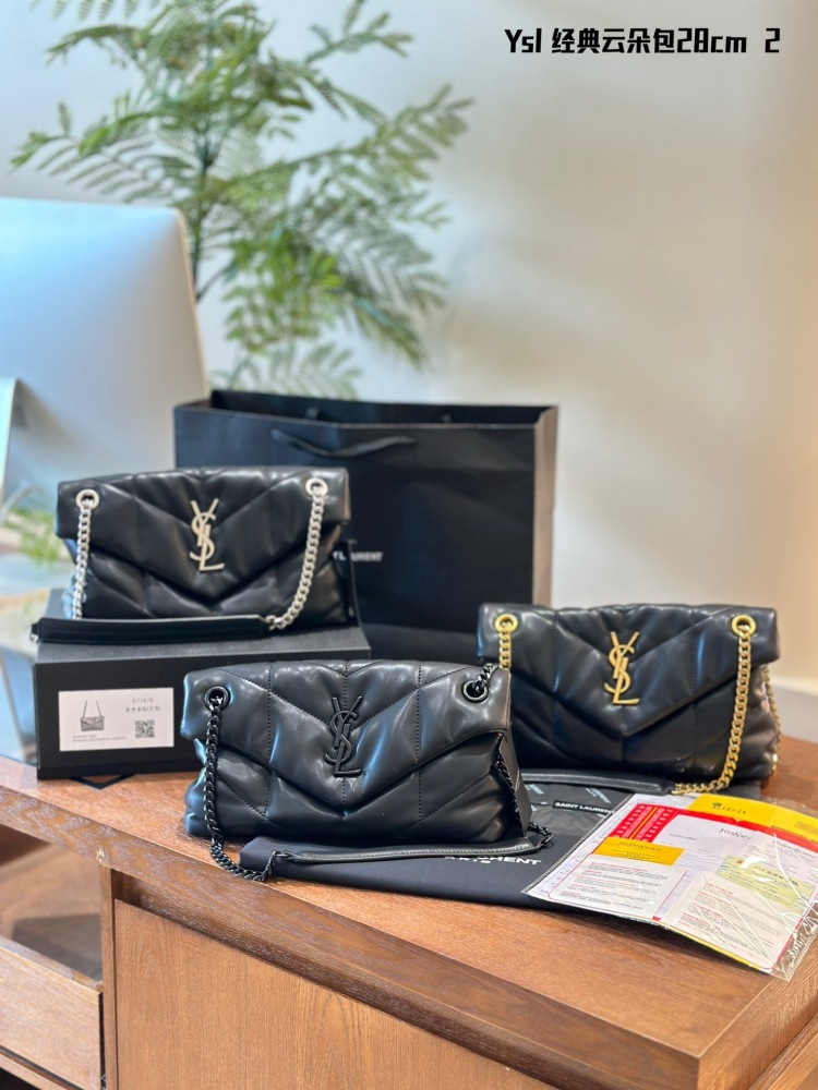 p260
YSL~Poplar Forest Cloud Pack
This Rocket armpit bag is suitable for commuting and dating Open the air field of Shangtuotuo and carry it all year round, versatile atmosphere bag, super great folding box packaging