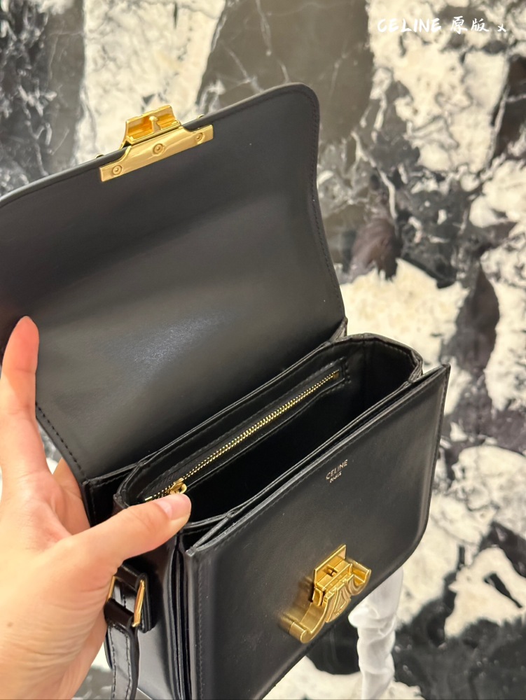 Original cowhide
Celine Triumphal Arch Tofu Bun
The meaning of 'Chong' is also to collect fragrance
The armpit bag of the Arc de Triomphe has a much larger capacity than imagined
Daily back is completely enough
Black is never wrong - it can be worn a...