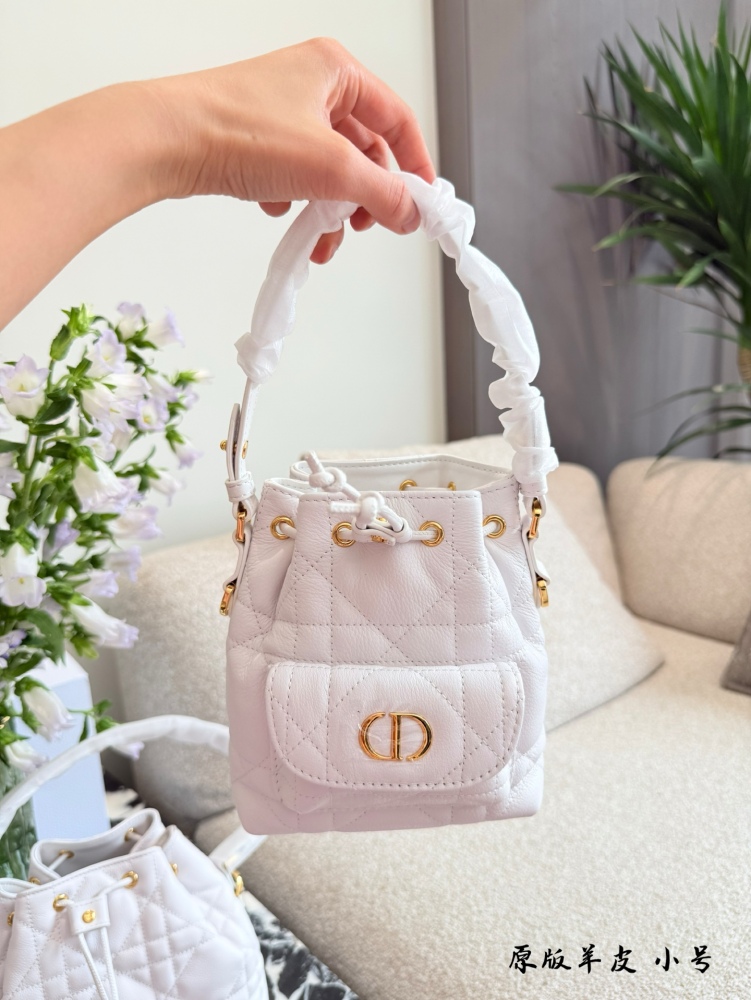 p310p330
The DIORCARO leather goods collection is named after the nickname "CARO" of Mr. Dior's sister, Caterina Dior
Crafted with carefully crafted materials such as sheepskin leather, adorned with oversized wicker patterned stitching and spacious d...