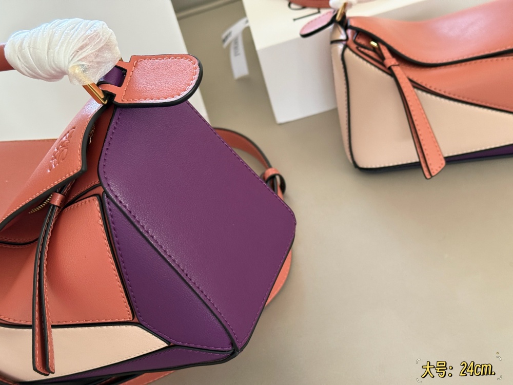 225 255 box
Size: 18 * 10cm (mini)
24 * 15cm (large size)
Loewe Geometry Package Puzzle
Truly cannot be missed,
?? Cowhide quality!
Completely hold on!
Puzzle cranberry color blocking
Even high-level ones have to overflow