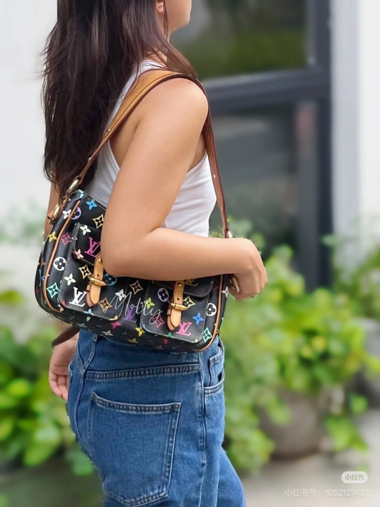 Without a black and white tri color series, it's hard to say that you're an LV expert - LV Village Shanglong not only represents classic beauty
It also represents unique value
-This beautiful black tricolor is extremely rare and precious.
As a popula...