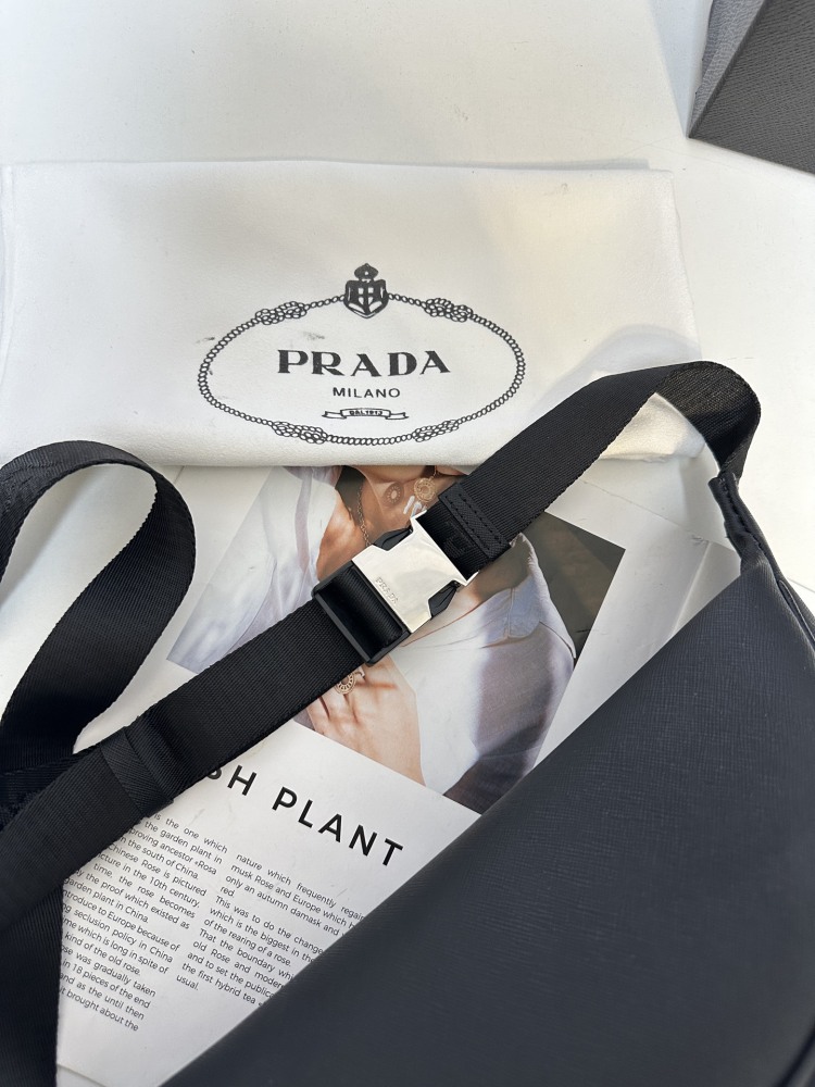 The latest Prada cross chest bag/waist pack! PVC model 2VH033 classic and versatile! Super textured and comfortable to the touch, with meticulous workmanship. Made of Taiwanese fabric, it is definitely a bag with a very high sex ratio, inheriting the...