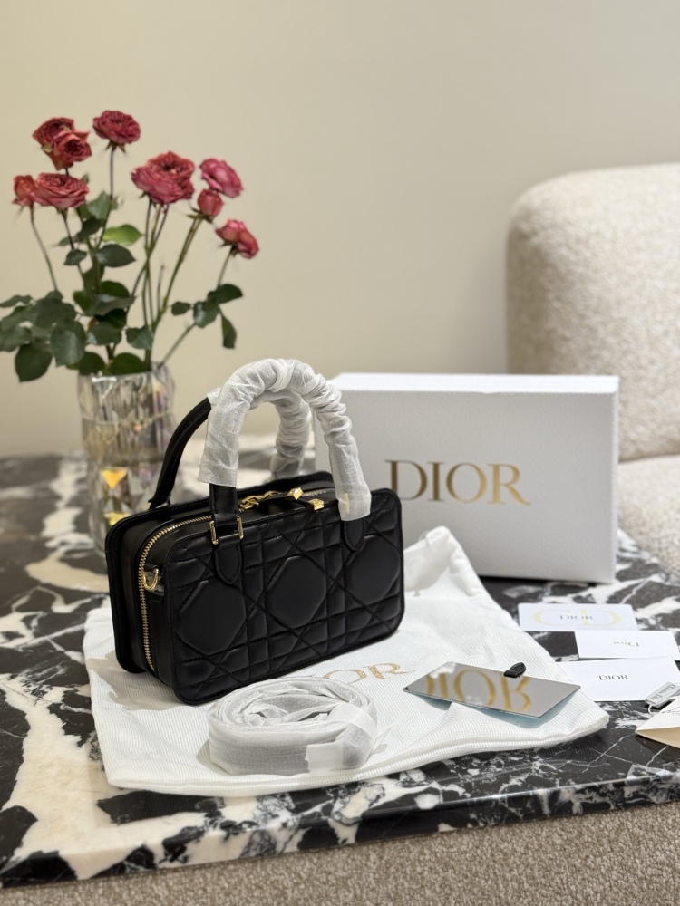 p340
DIOR sheepskin mini small square bag doctor bag
This Montaigne 30 series mini doctor bag is a new winter 2024 product, sewn with triangular lining, presenting a crisp design, fashionable and modern without losing practical functions. Crafted wit...