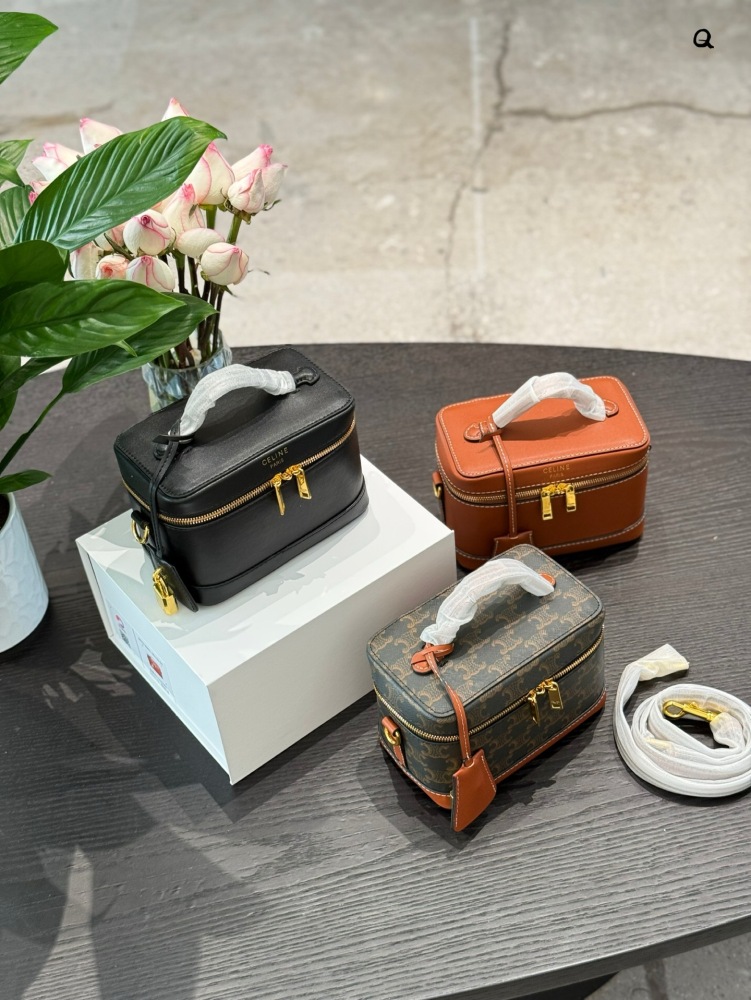 p215
CELINE VANITY Makeup Box Bag ●●●
This classic makeup bag is made from MAISON CELINE's makeup bag, and this season it has a new look in the handbag series. The size is well made, and the makeup bag is practical, versatile, and exquisite. Th...