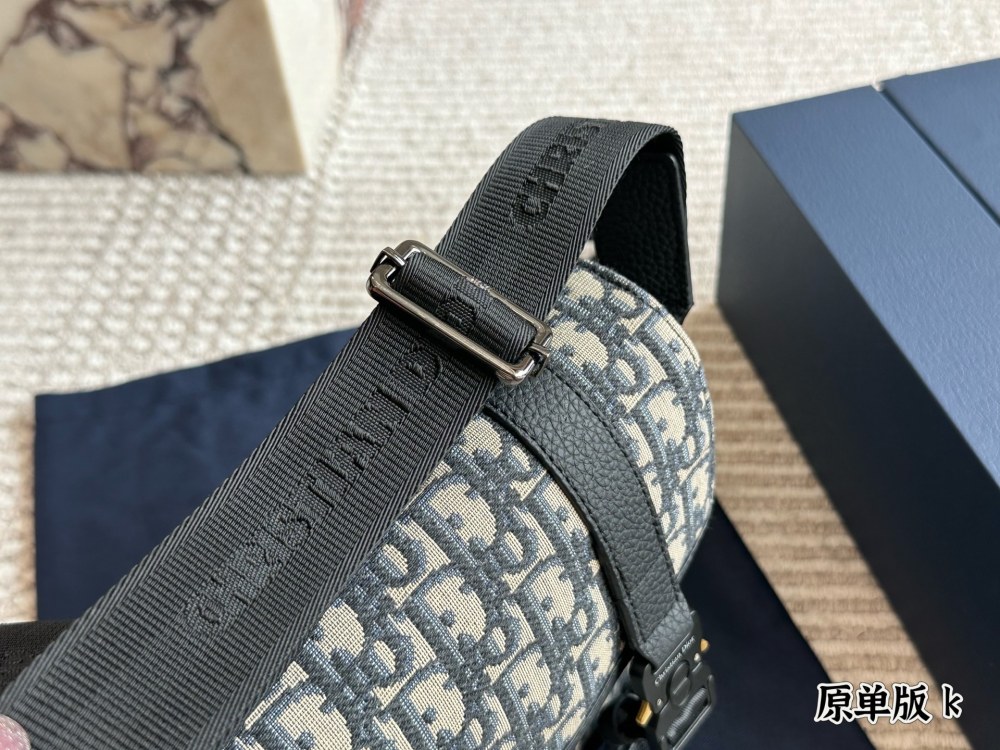 P270 original fabric
This flip up mailman bag is the latest addition to the fall 2024 collection, showcasing the brand's haute couture spirit with modern fashion design and adding charm to the Dior Hit the Road collection.
Dior Gravity leather in bei...