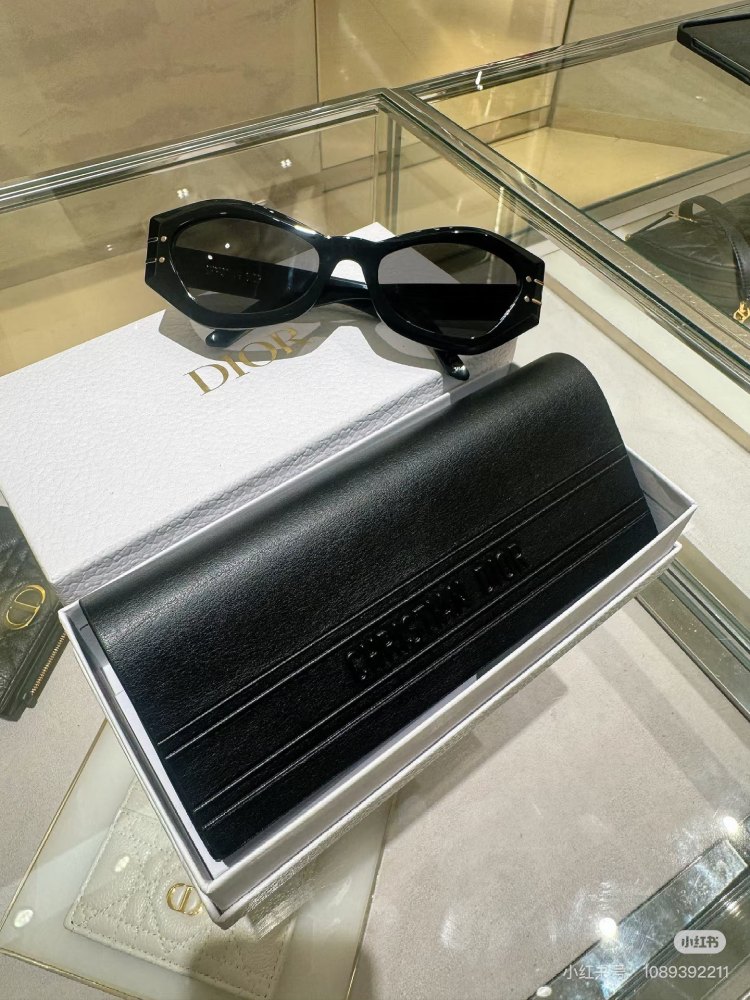 Pei Xiuzhi's Same Style | DIOR Concave Style that Looks Good on Anyone, Tian. Korean National Goddess Pei Xiuzhi Suzy's Same Style Sunglasses
DIOR #DIORSIGNATURE B1∪
Interpreting the gentle and mature Han Fan'er~
◆ Polygonal narrow frame, with a ...