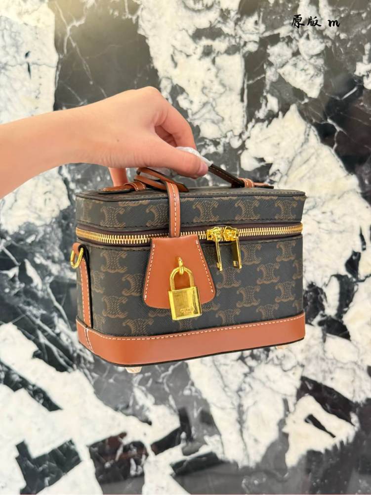 p240
CELINE VANITY Makeup Box Bag ●●●
This classic makeup bag is made from MAISON CELINE's makeup bag, and this season it has a new look in the handbag series. The size is well made, and the makeup bag is practical, versatile, and exquisite. Th...