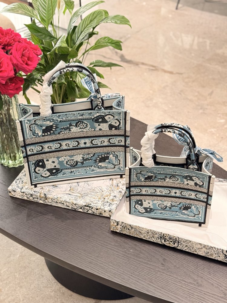 Dior Embroidery Series Toto Bag p250p280
The new Dior embroidered bag showcases unparalleled luxury and sophistication~Butterfly embroidery details showcase Dior's brand's craftsmanship spirit
Dust bag inside the driver's hand or shoulder
Super sized...