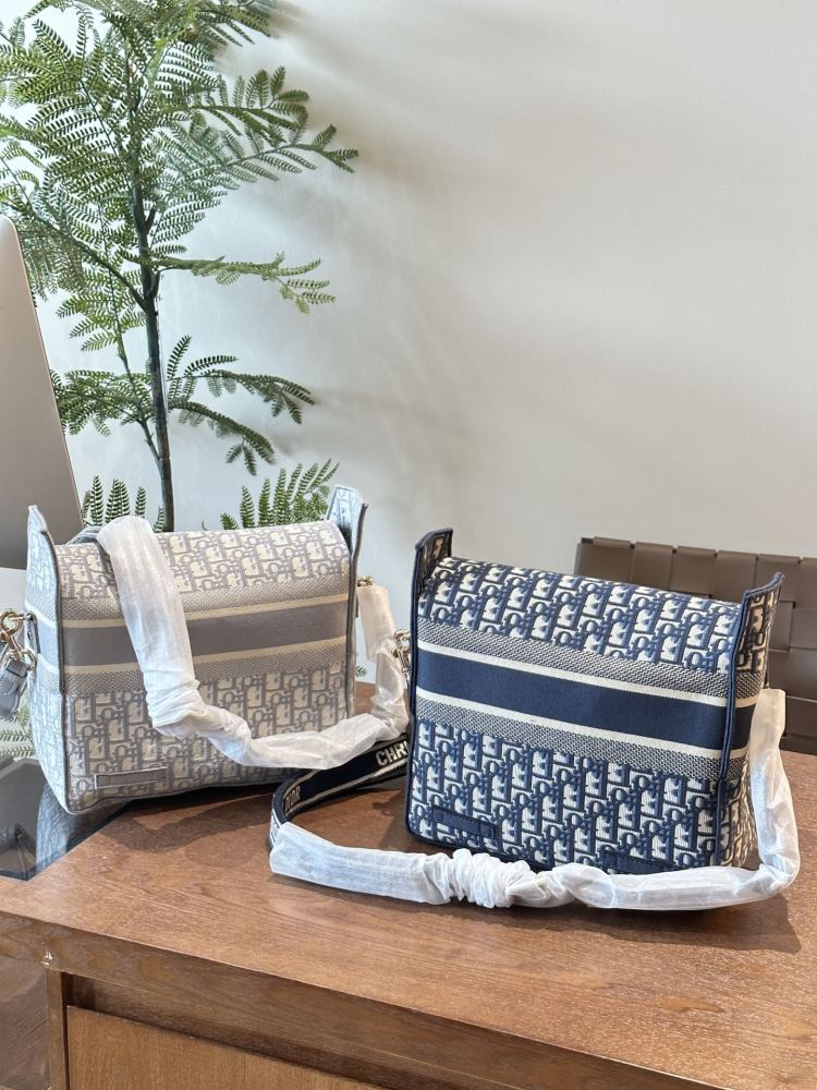 P335 Large
Dior camp mailman bag, casual and exquisite, super tempting ▼
This year's new models are really beautiful
Breaking the traditional definition of "elegance and femininity", it talks about the elegance and beauty of health and vitality
Dio...