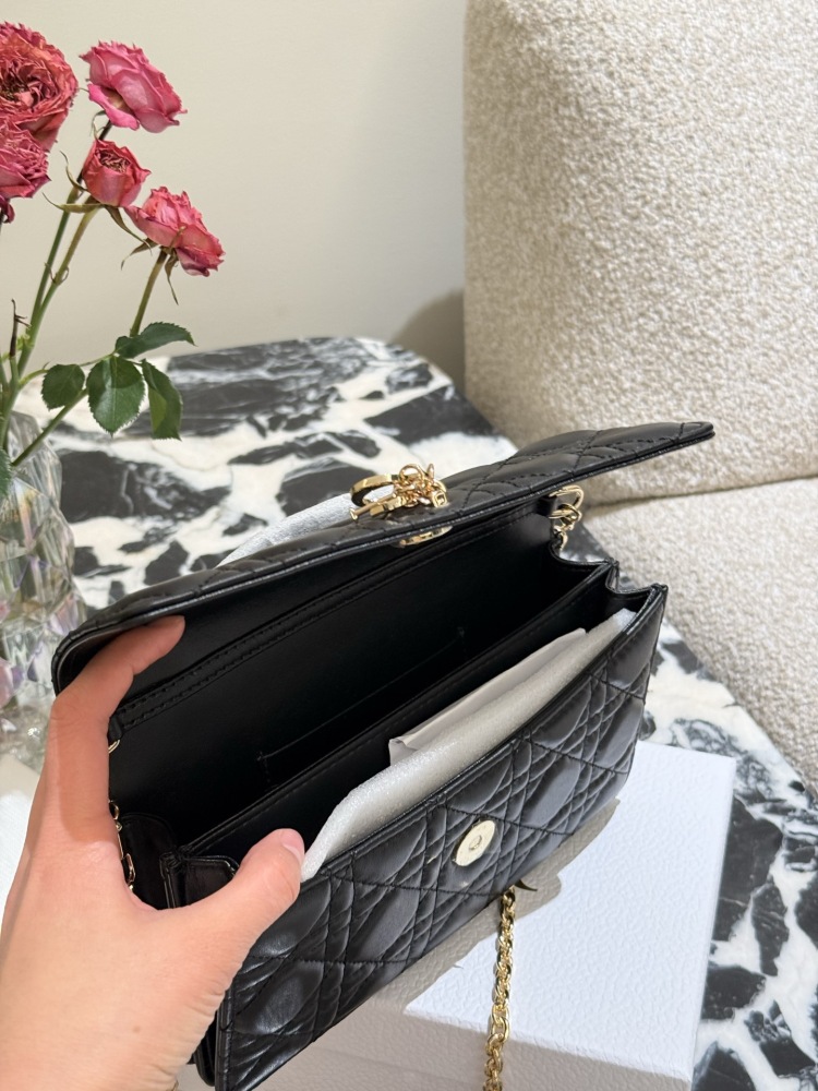 P300
Dior's new woc sheepskin and phone bag
Exquisite pearls paired with chains are truly super beautiful, made of imported sheepskin material
Size: 19 * 10
Complete gift box packaging