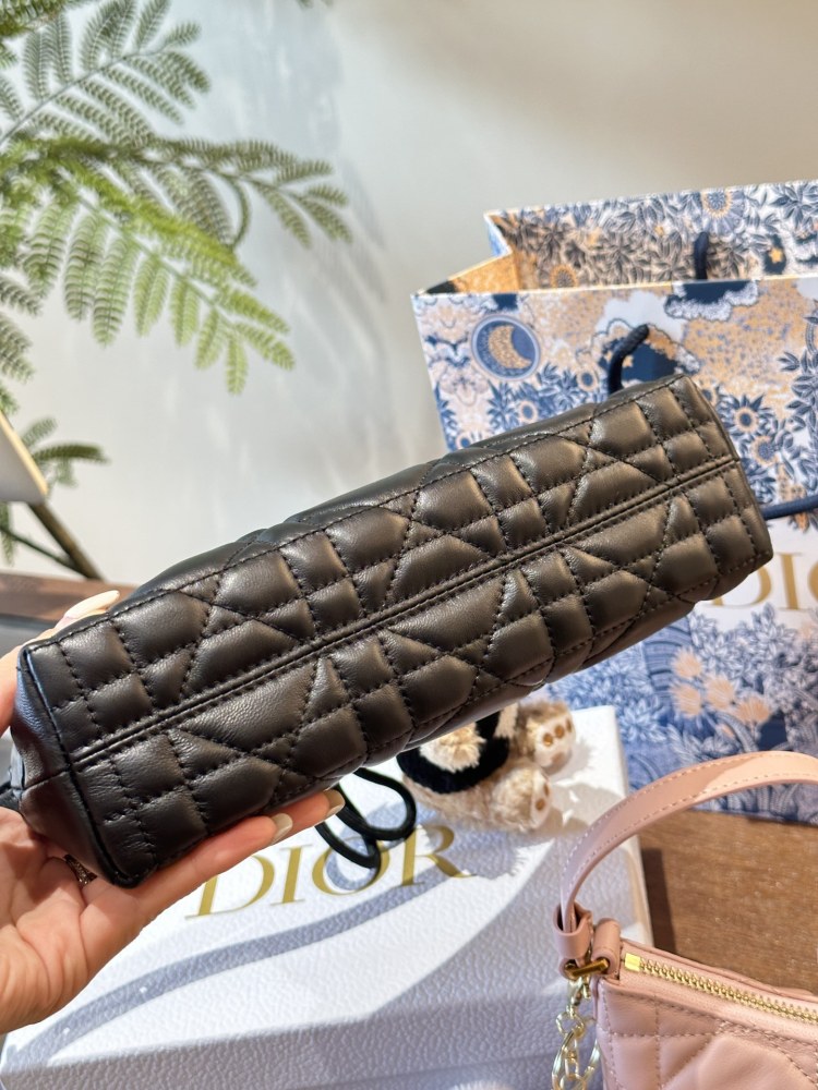 P280 pendant ? twenty
Dior's new underarm bag hobo
Xiaolin personally loves armpit bags, and Dior has released a new one. The half moon shaped one looks great and has a great capacity. Not only does it have a phone, but I also carry a small makeup ...