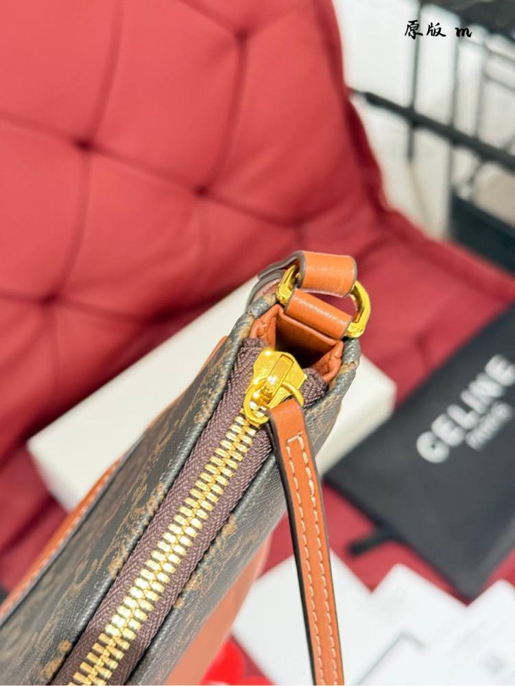 Celine Underarm Bag P205
Celine/Celine Mahjong Underarm Bag#
The bag is more retro and recognizable, and it is very fashionable to carry it by hand or clip it under the armpit!! Although not suitable for crossbody, the shoulder strap can also be adju...