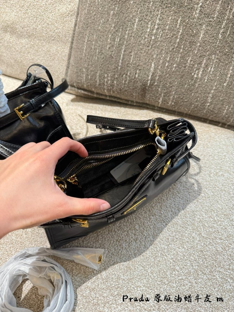 P300p320p340 comes with a box
When Prada's designers quietly ignite the design circle
This season's Prada has been planted by sweet potato bloggers with a soft lux, long handled tote, and oil wax leather women's bag.
At this point, Prada discovered a...