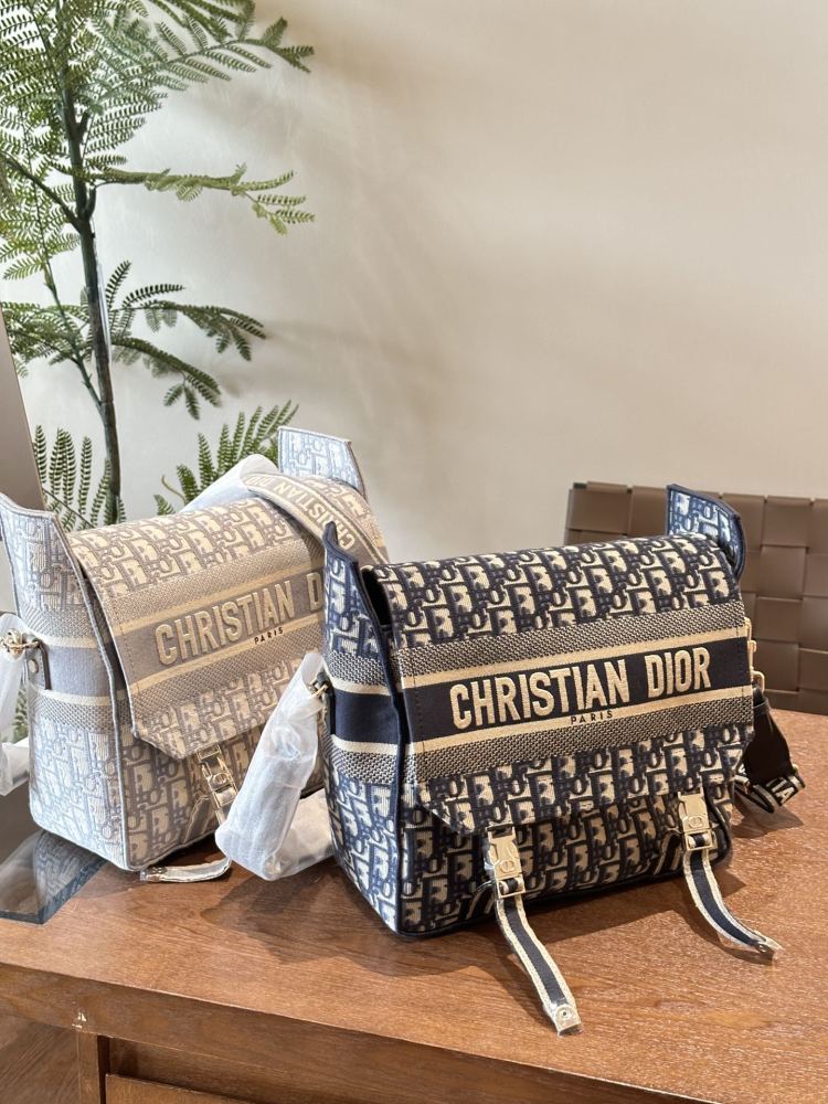 P335 Large
Dior camp mailman bag, casual and exquisite, super tempting ▼
This year's new models are really beautiful
Breaking the traditional definition of "elegance and femininity", it talks about the elegance and beauty of health and vitality
Dio...