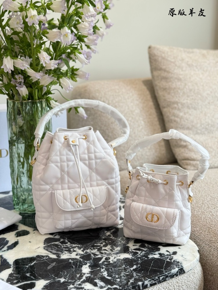p310p330
The DIORCARO leather goods collection is named after the nickname "CARO" of Mr. Dior's sister, Caterina Dior
Crafted with carefully crafted materials such as sheepskin leather, adorned with oversized wicker patterned stitching and spacious d...