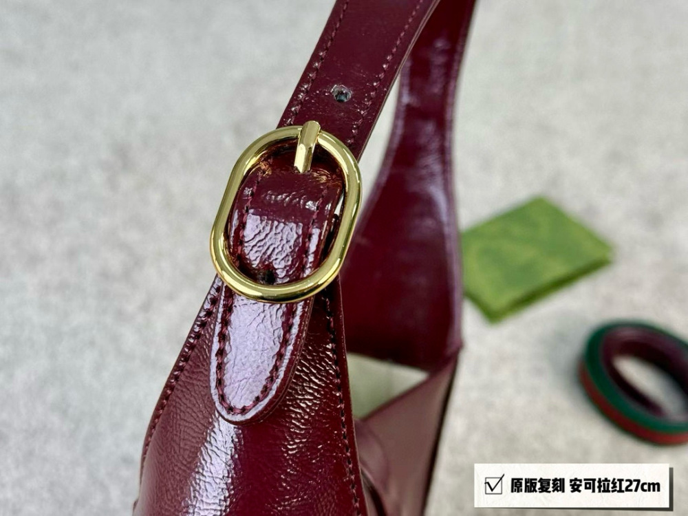 size：27*18cm
Gucci 1961
It's very classic and retro!
You can put down your phone Max!
High end leather!