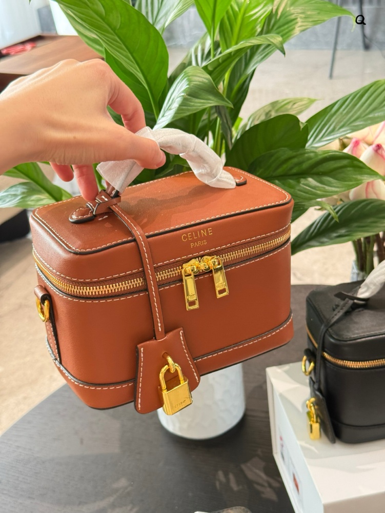 p215
CELINE VANITY Makeup Box Bag ●●●
This classic makeup bag is made from MAISON CELINE's makeup bag, and this season it has a new look in the handbag series. The size is well made, and the makeup bag is practical, versatile, and exquisite. Th...