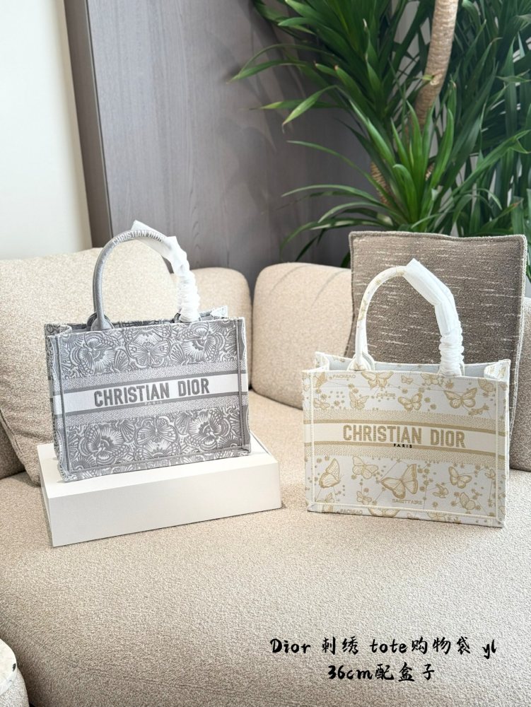p265p290
DIOR/Dior Limited Edition BookTote
DIOR/Dior Limited Edition BookTote D-Lace Butterfly Macrame Embroidered Tote Bag
Specially simple and elegant design, super versatile for daily commuting~
Size: 25cm 36cm