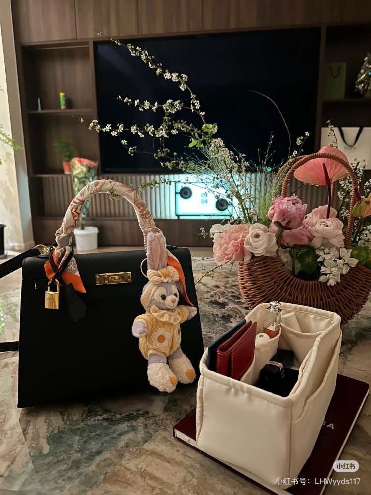 Black Gold Kelly 25 is so handsome!!! Hermes Kelly can't look up to other bags at first glance
Aima, you are really good at grasping my preferences!!!
Hermes/Hermes Kelly 25 Classic Black Gold Epsome Leather
The gold size is more rigid and three-dime...