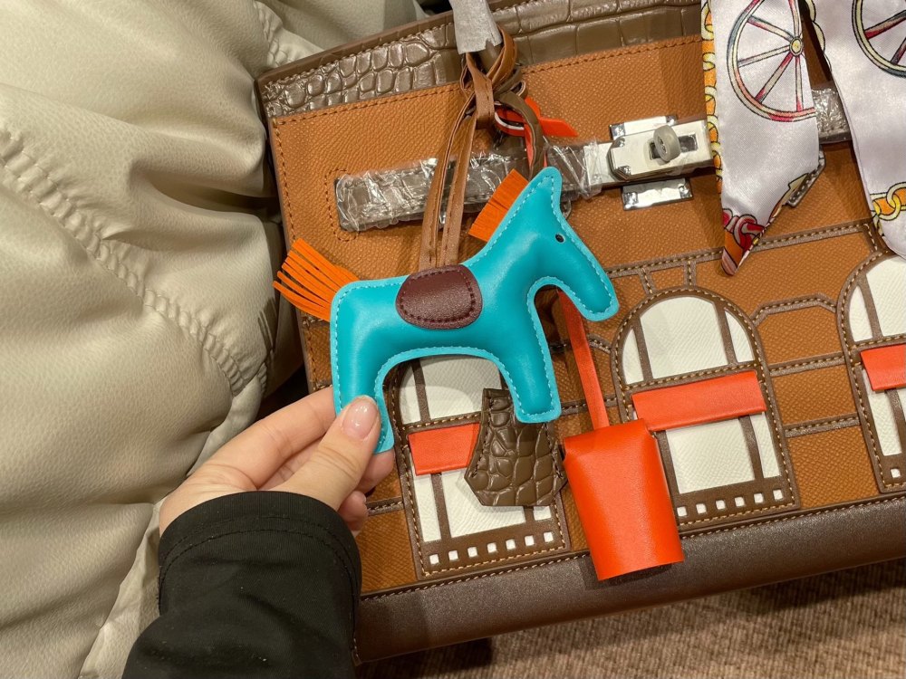 Folding box ? Airplane Box
Hermes new Birkin house handbag
The elements of the house seem to bring fairy tales into reality
Unique and adorable, absolutely eye-catching ??
Open the mouth, pick up the casual, lazy and buckle up temperament
Exqui...