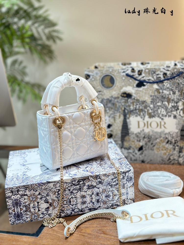 p245 
Dior Lady Pearl White, the brightest star in my heart
The Dior Princess Pearl White is paired with a thin metal chain that can be disassembled, exuding a delicate and delicate appearance. It is highly favored for its pearl powder and beautiful ...