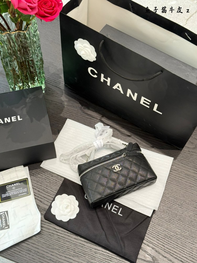 A Chanel 25c box p249
Chanel 25CLP black gold chain bag is coming!
The classic black and silver color scheme exudes a sense of luxury. Litchi cowhide, with excellent texture.
The design of the Cocoon Island chain is both retro and fashionable, making...