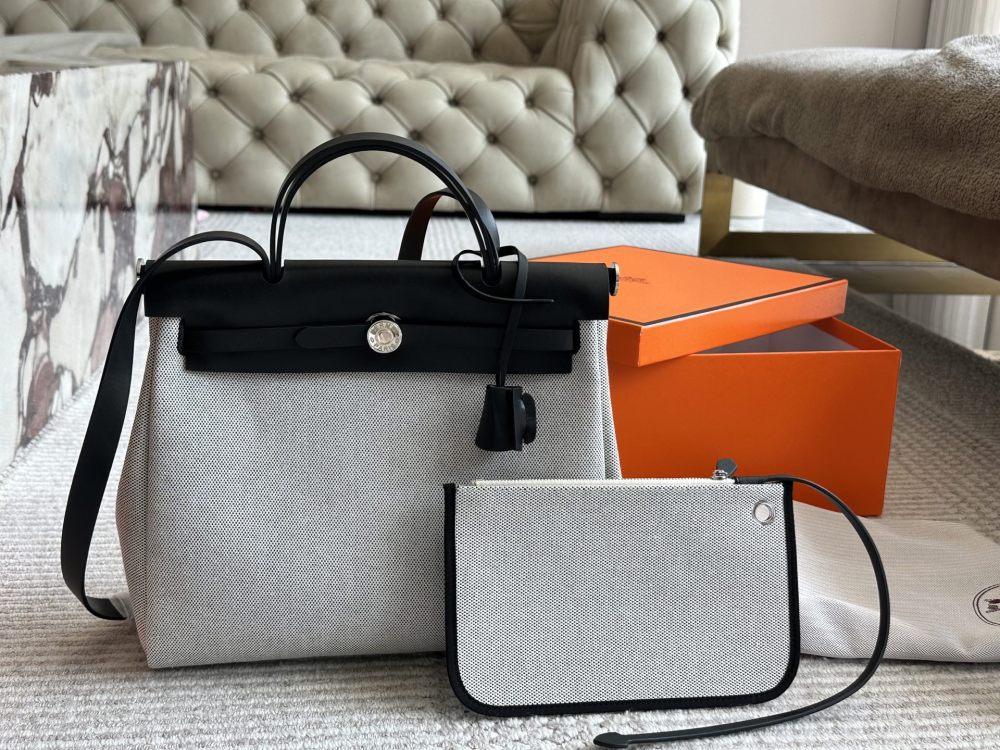 290 boxes
size：31*26cm
Hermes handbag
Canvas shopping bag ?
A bag that is easy to pack in physical form
Recently, I have been carrying my back while traveling
There is texture! Super advanced!
Its capacity is very friendly ..