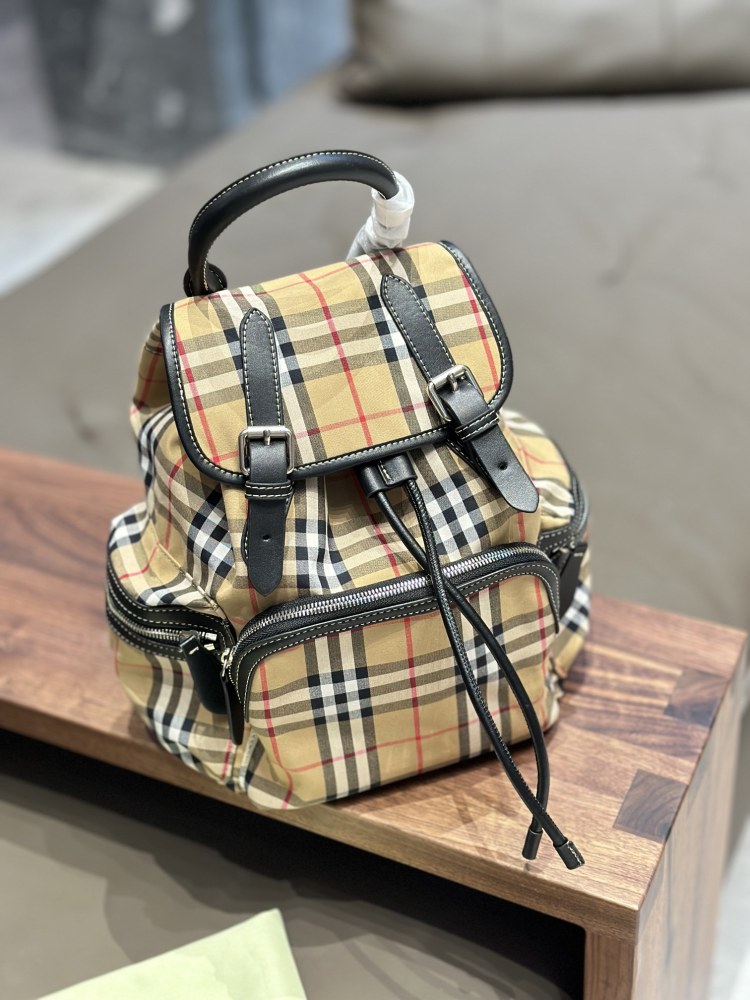 p225
Burberry backpack suitable for both men and women, with a striped design that looks great. $290 women's backpack comes with a jacquard micro label on the shoulder packaging, paired with exquisite leather edging for coolness. It can be carried di...