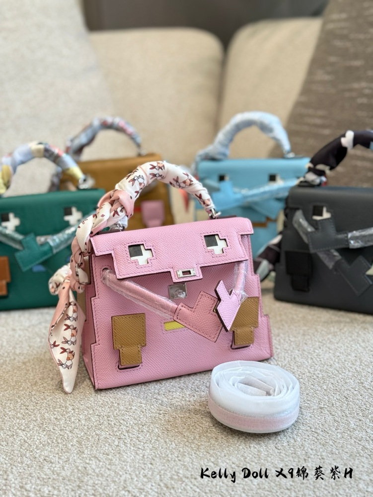 p490
Hermes Kelly doll
Size/Twenty Dog/Size: 1 8x6x1 5cm
It's said that flaunting wealth and cars is better than flaunting dolls
This is showing off! The 0 Blind Stitch technique requires superb manual skills and experience, requiring seamstresses to...