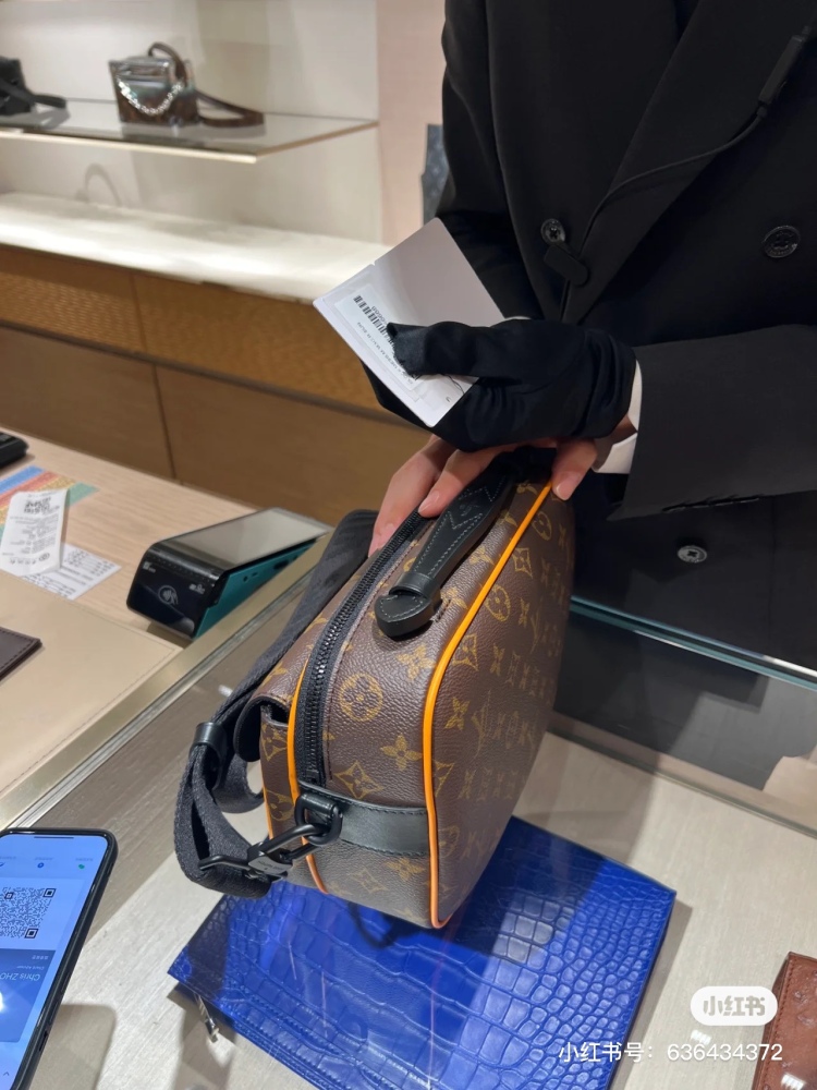 Lvslock men's mailman bag unboxing real shot 0, with super strong texture, classic and versatile capacity, it can fit a large practical circumference
The whole bag body is embossed, and the upper body is so cool, sunny, and handsome
The bag is sturdy...