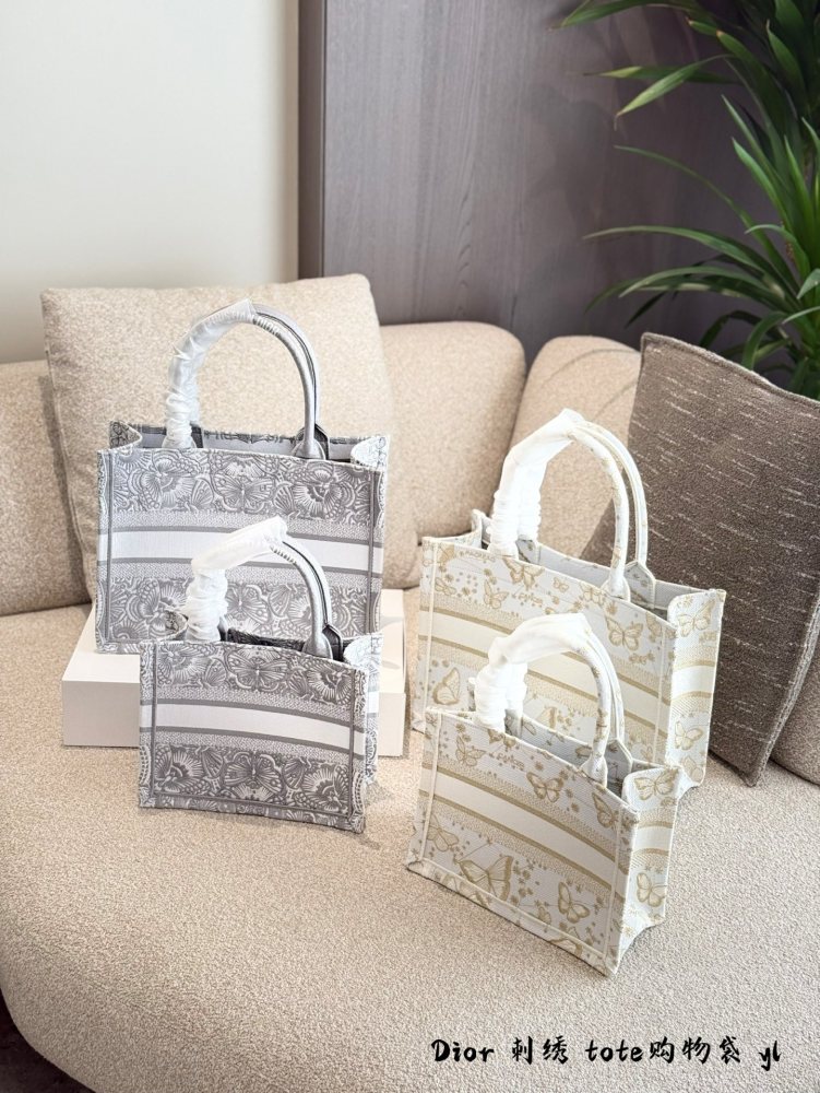 p265p290
DIOR/Dior Limited Edition BookTote
DIOR/Dior Limited Edition BookTote D-Lace Butterfly Macrame Embroidered Tote Bag
Specially simple and elegant design, super versatile for daily commuting~
Size: 25cm 36cm