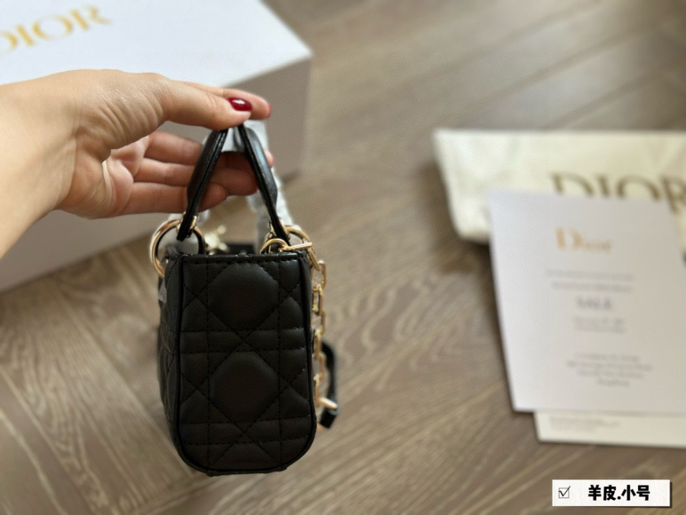 Dior lady's new long sheepskin full set packaging
Dior's all-new D-joy is making a strong comeback, with the rhythm of a big hit. The bag comes with two shoulder straps and multiple back styles, making the upper body both beautiful and stylish. The c...